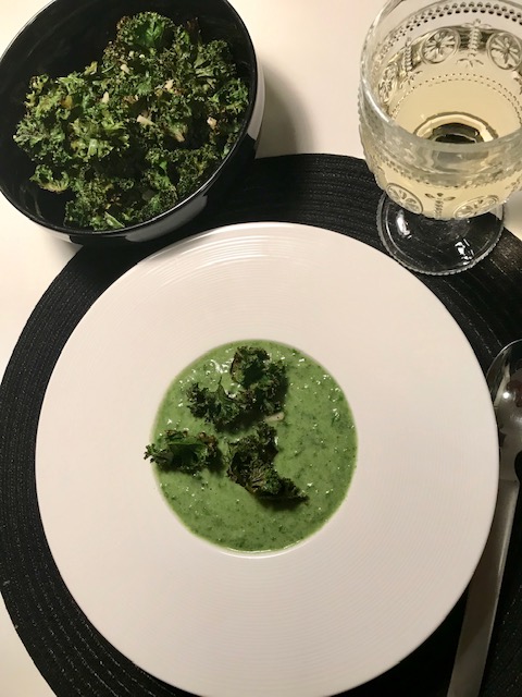 Grönkål och spenatsoppa – supergod vegosoppa!