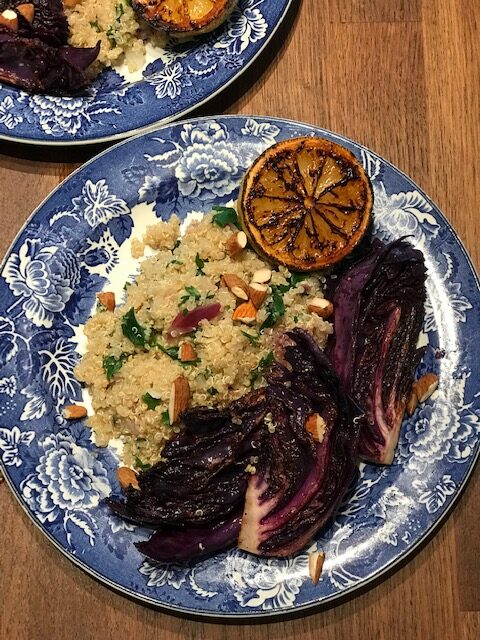 Stekt rödkål med quinoa, mandlar och citrondressing
