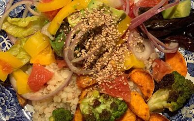 Buddha bowl med urd-bönor, grönsaker och tahinidressing