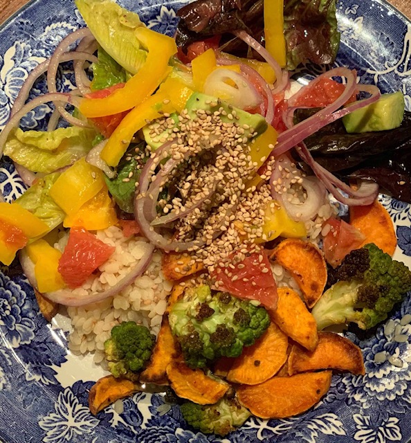 Buddha bowl med urd-bönor, grönsaker och tahinidressing