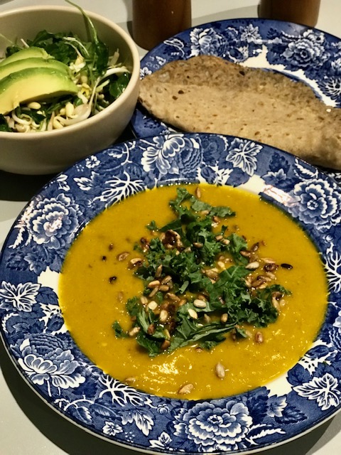 Pumpasoppa med spiskummin och bovetebröd