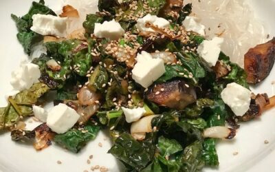 Shirataki-fettuccine med aubergine, svartkål, sesam och hoisinsås