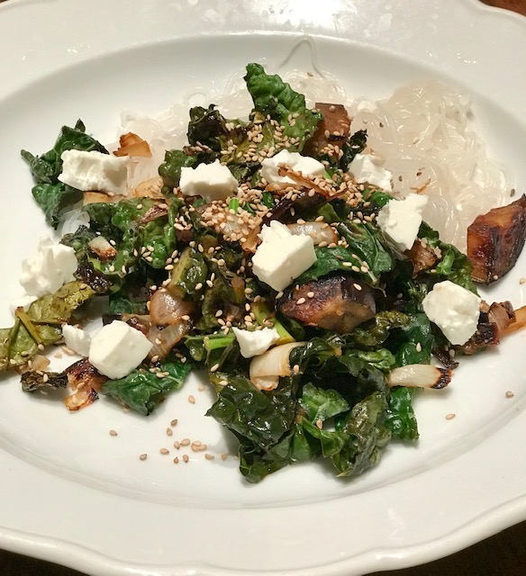 Shirataki-fettuccine med aubergine, svartkål, sesam och hoisinsås